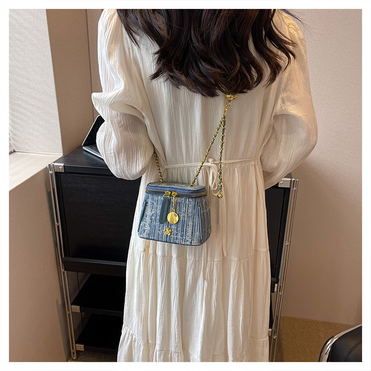 Women's Small Denim Solid Color Streetwear Zipper Crossbody Bag display picture 3