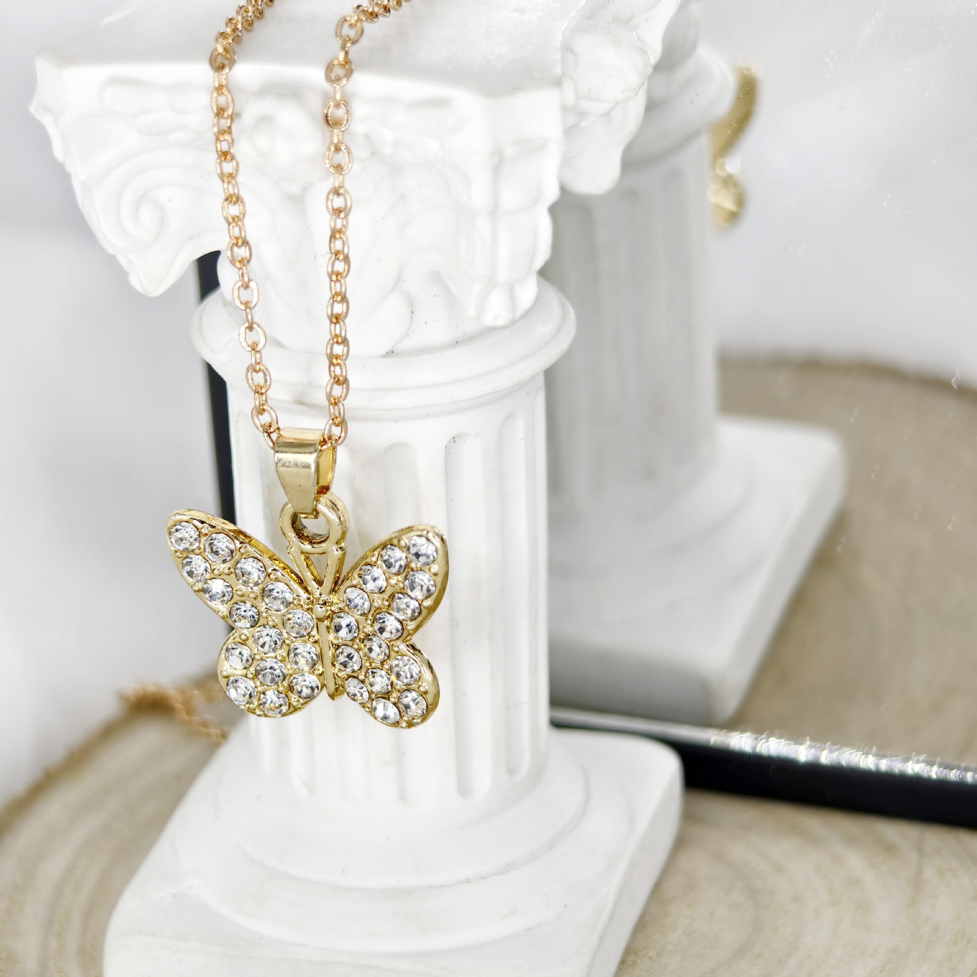 Collier papillon incrusté de diamants, un bijou tendance et très populaire en Europe et en Amérique. Pendentif au design moderne et original, idéal pour une clientèle féminine de niche._voghion.com