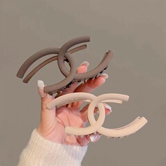 Trendy new solid-color updo hair clips for women, large-sized hairpins with niche design sense—perfect back-of-head shark-style hair accessories available for wholesale.