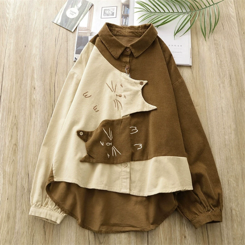 Вельветовая рубашка с длинными рукавами и детским рисунком кота в литературном стиле, свободный топ контрастного цвета с лацканами-поло