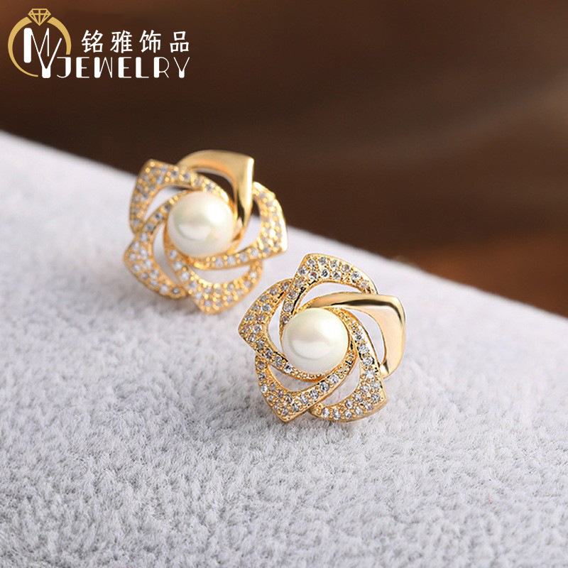 Fashionable universal earrings from pearl