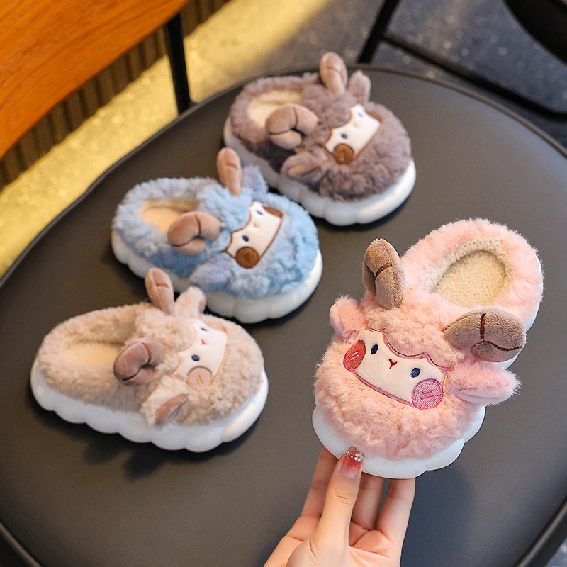 2025 nuevo invierno zapatillas de algodón para niños niños niñas calentamiento de peluche para niños pequeños y medianos con una base gruesa de algodón anti-tesoro