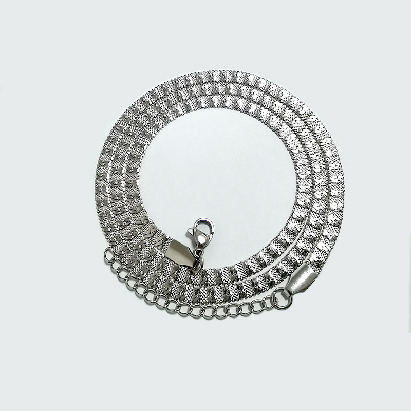 New fashionable stainless steel embossed blade chain with a minimalist and versatile collarbone necklace_voghion.com