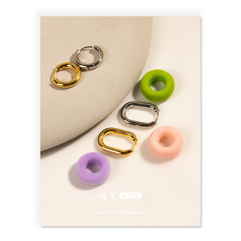 Europa y los Estados Unidos delicados alta sensación oro y plata color contrastante macarón simple estilo de invierno de otoño aretes de orejas de estilo de mujer