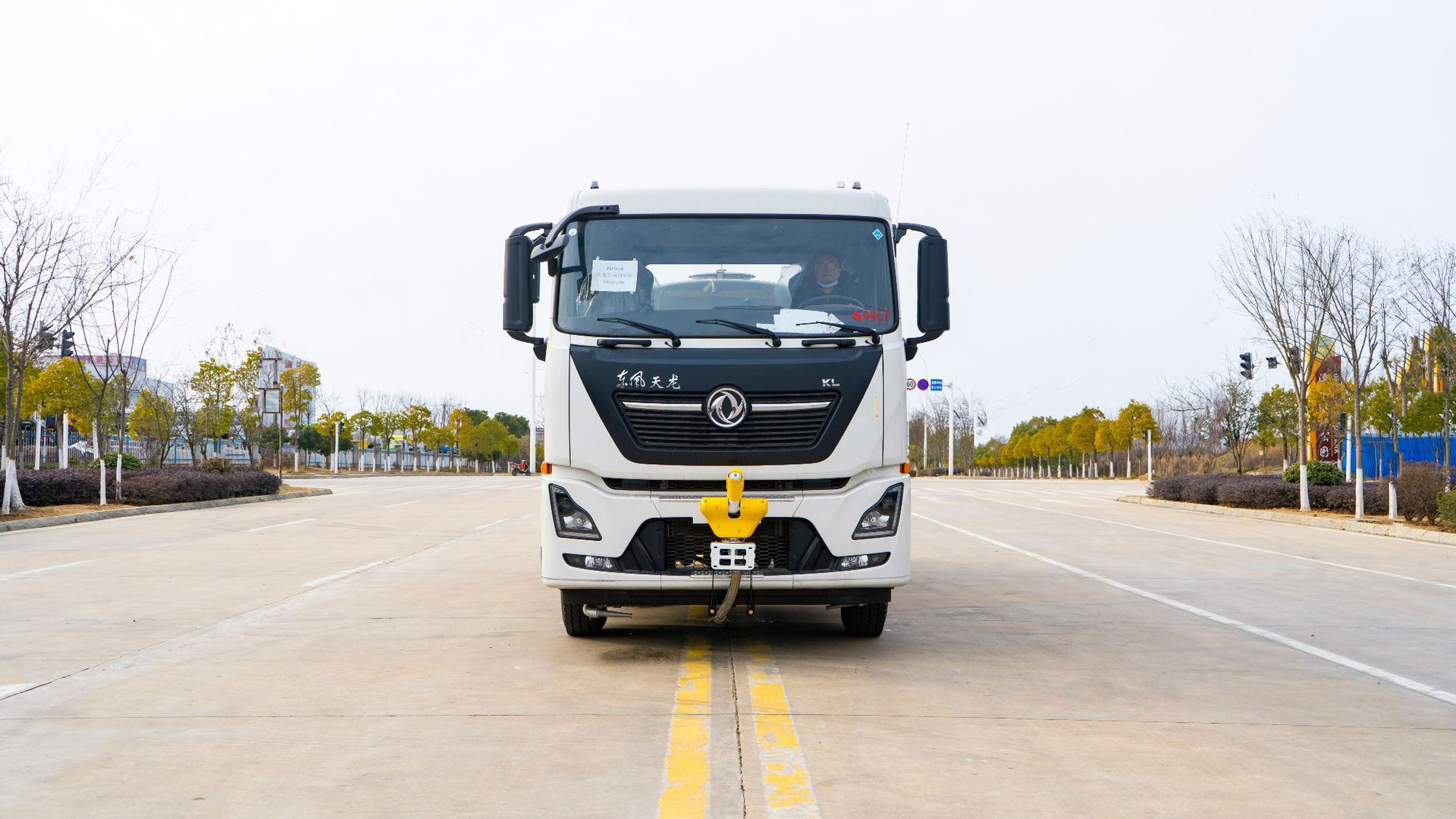 18.5-Ton Dongfeng Tianlong Rear Eight-Wheel Dust-Reducing Vehicle, Spraying to Reduce Dust, Efficient Dust-Reducing Tool for Garden Sanitation and Sprinkler Trucks