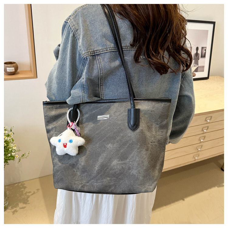 Wholesale of new large-capacity, simple and fashionable casual commuter single-shoulder bags and women's underarm bags for the summer of 2024 in foreign trade undefined