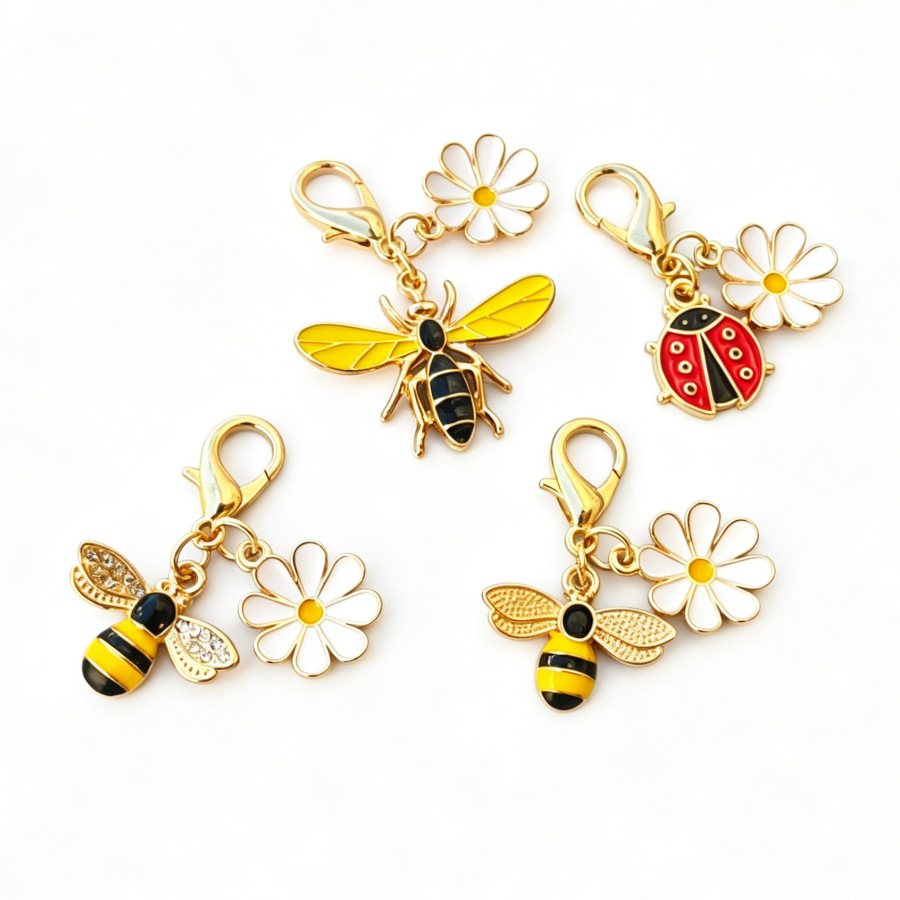 Cross-border manufacturer bee, ladybug, daisy pendant keychain bag accessory bee keychain gift pendant in stock