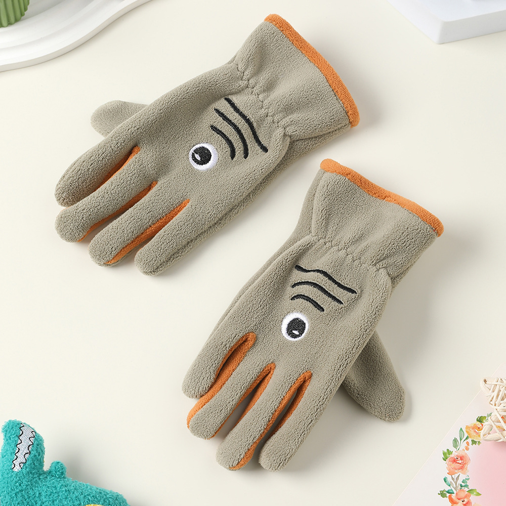 Guantes de invierno para niños con guantes de terciopelo de dibujos animados al aire libre para montar a favor de la piel, guantes de terciopelo de grano para niños y niñas.