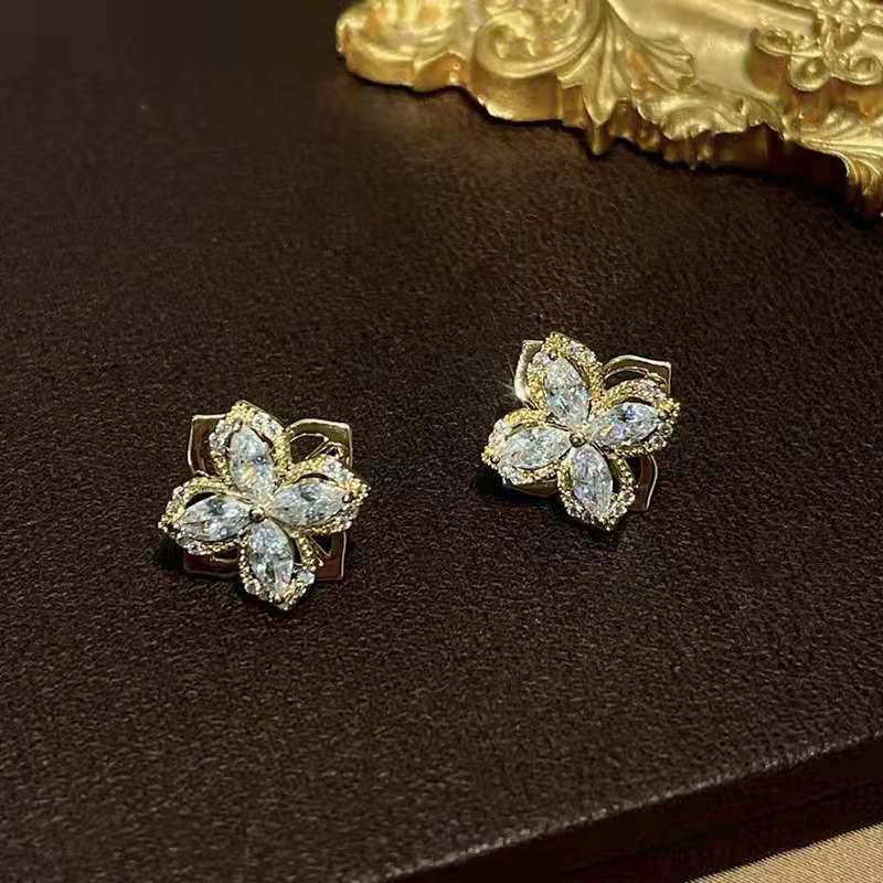 New Fashion Special-interest Design Rotating Windmill Four Leaf Clover Ear Stud Women's Rotatable Elegant Wild Earrings Earrings display picture 4