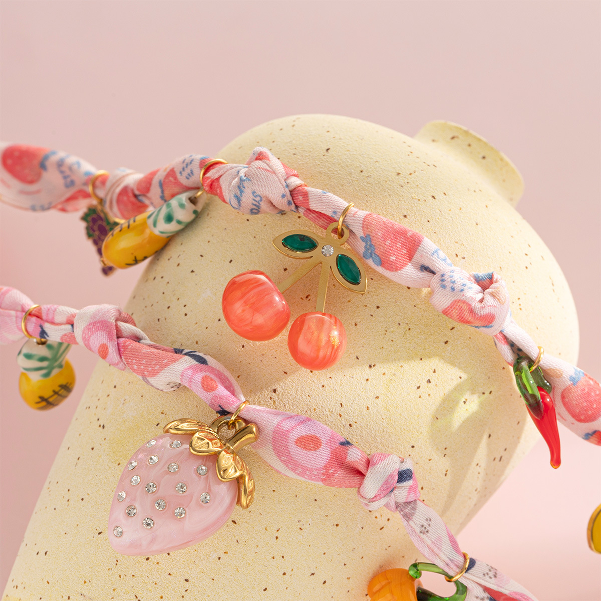 Tena Europa y América nicho fresco fresa cereza collar femenino estilo pastoral titanio acero colgante cordón de explosión transfronteriza joyería