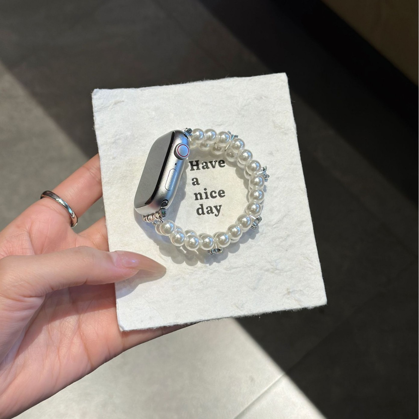 For Apple S9 Watch with AppleWatch10/76 Generation Universal SE2 Light Luxury Silver Butterfly Pearl Bracelet