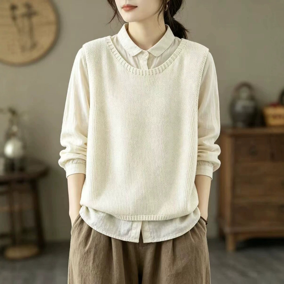 Solid color knitted retro vest with a round collar for leisure