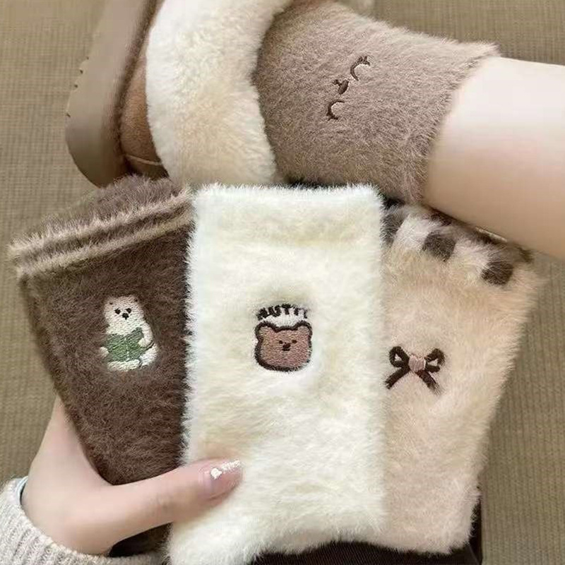 Women's mid-calf socks for autumn and winter, thickened and fleece-lined for warmth, soft and fluffy, with a loose fit, cute cartoon design, suitable for students