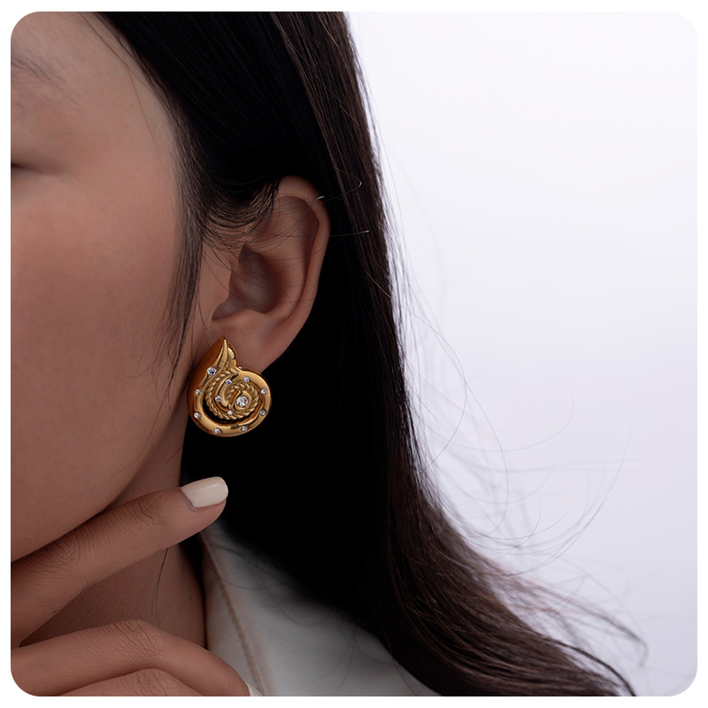 TENA diseño original de concha de estilo nicho de acero inoxidable zircon aretes de oro 18K