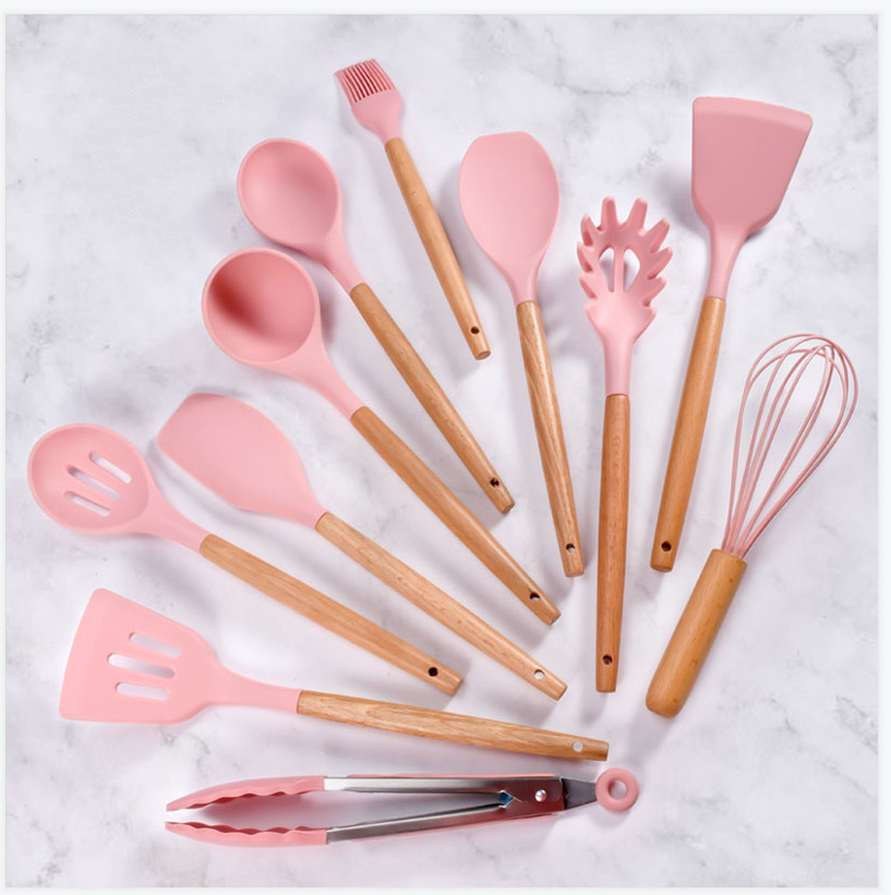 Traje de utensilios de cocina de silicona transfronteriza mango de madera sartén antiadherente de 12 piezas pala de cocina cuchara suministros de cocina espátula de silicona conjunto completo