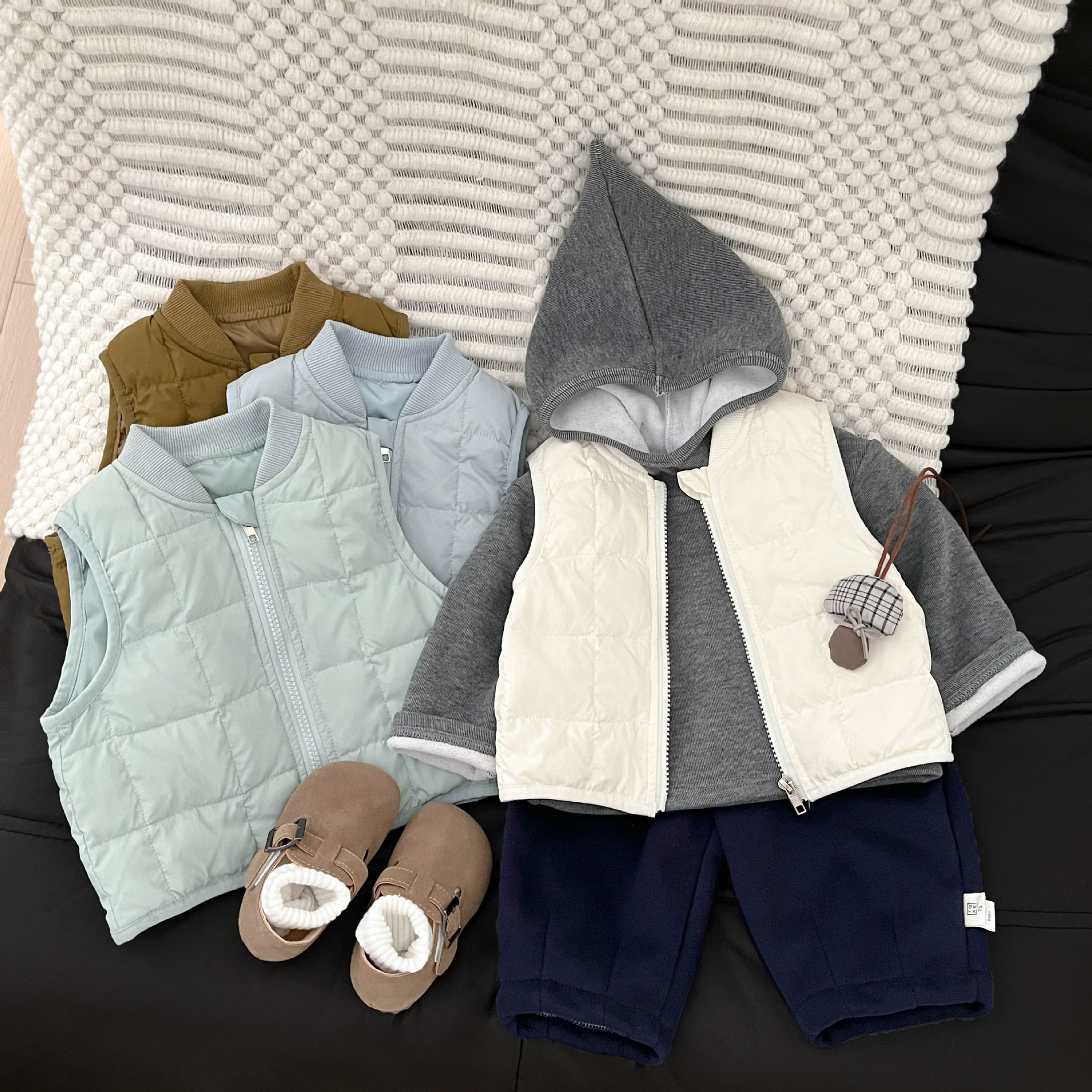 Baby otoño-invierno chaleco de pluma 2025 nuevo invierno bebé de color sólido ligero y delgado chaleco pequeño