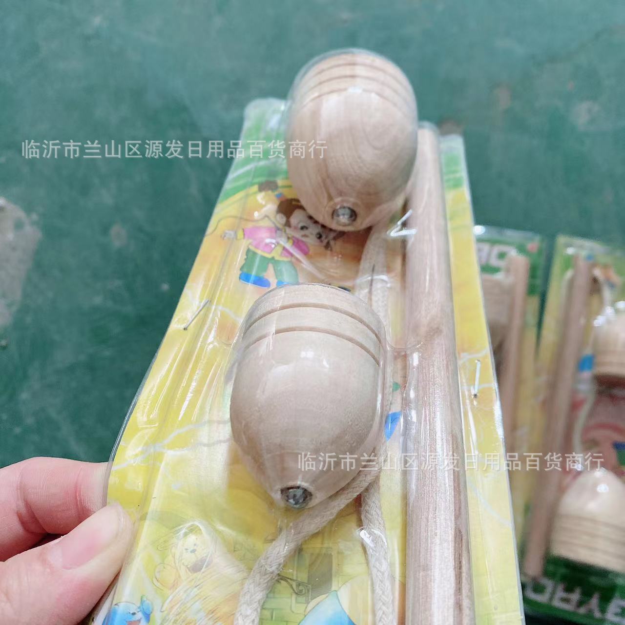 Juego de tarjeta de blister de juguete para niños giroscopio de madera tipo látigo puesto de juguete tradicional nostálgico al por mayor 2 yuanes grandes almacenes