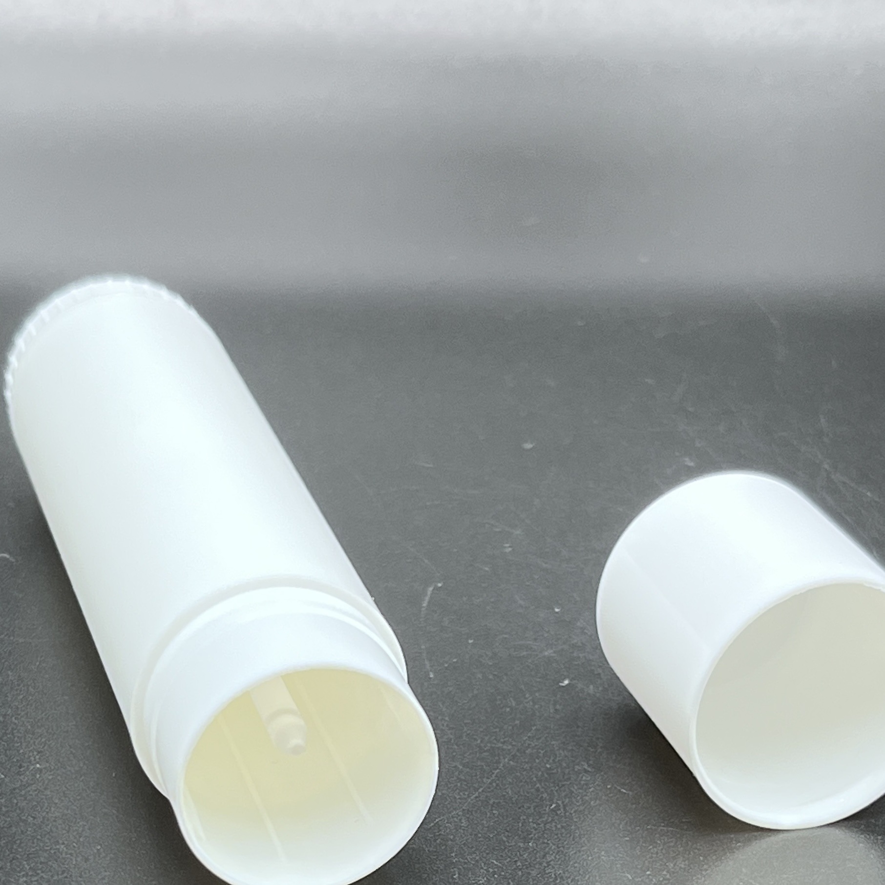 En stock tubo cilíndrico de bálsamo labial de 15 g, tubo de lápiz labial de cera, barra de mascarilla de barro sólido, barra de protector solar, material de embalaje de tubo giratorio. image 4