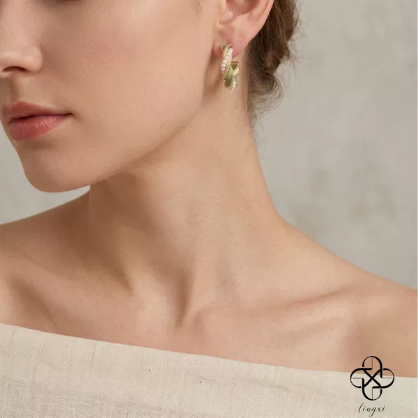French vintage enamel green twisted pearl earrings, twisted hoops, gentle style for commuting, gold-edged light luxury earrings wholesale