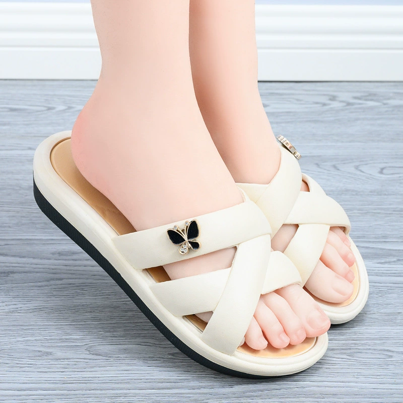 Женские тапочки на толстой подошве для летней верхней одежды. Новые нескользящие женские сандалии и тапочки на платформе 2025 года, удобные и универсальные.