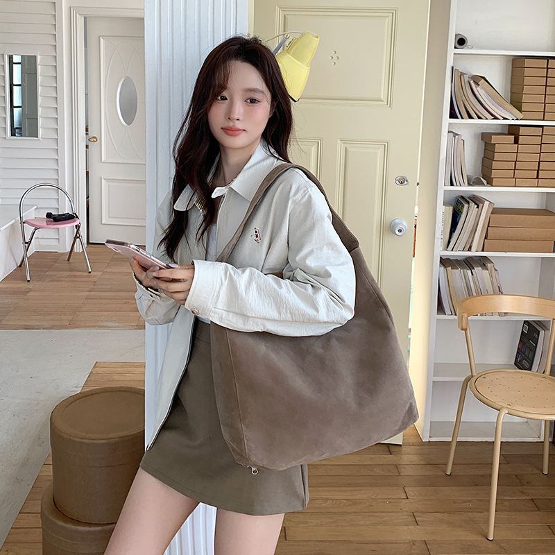 Bolsa de ombro elegante em lã para mulher design minimalista_voghion.com