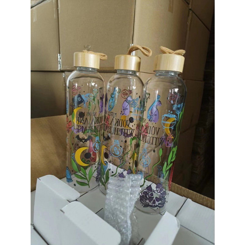 Taza de vidrio con tapa de bambú de gran capacidad transfronteriza, cuerda de elevación, cubierta de silicona portátil, taza de agua graduada, botella de agua deportiva de vidrio de alto valor