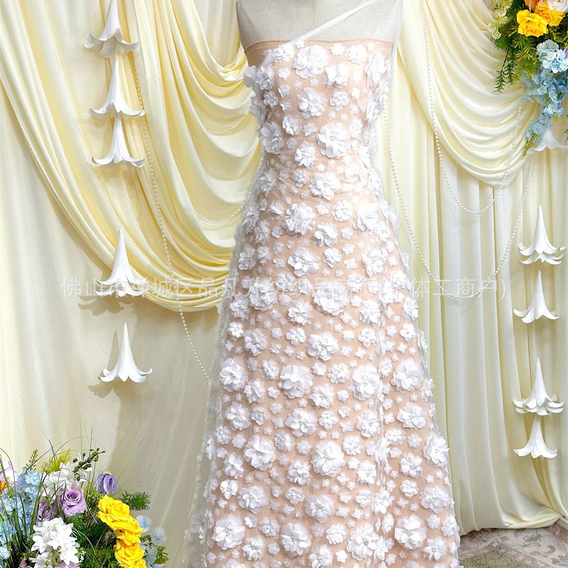 Tejido de malla de flores tridimensionales de estilo francés bordado de perlas blancas, vestido de boda principal, tela