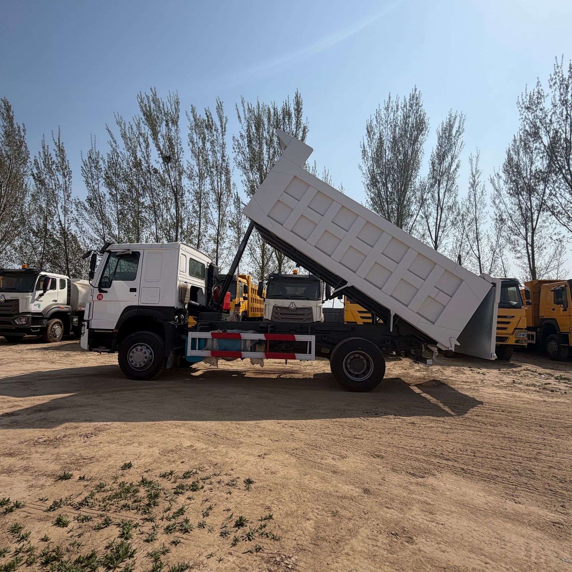Exporting HOWO light-duty 4x2 dump trucks for rural transportation of construction waste and debris