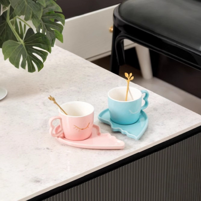 Taza de café de estilo europeo ruso para parejas de regalo de restaurante casero con cucharas de tazas de cerámica y platos con tazas