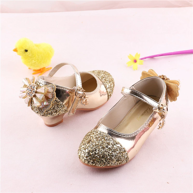 Девушки новый модный женский ребенок после цветочных туфель на высоких каблуках