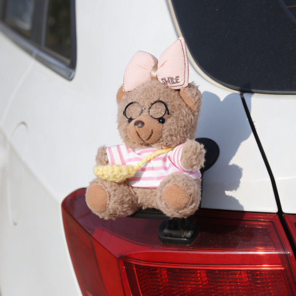 Colgante de coche Colgante trasero Dibujos animados lindo oso trasero trasero muñeca adorno pegatina baúl fuera del coche muñeca