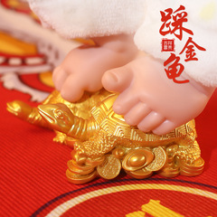 一周齢のお祝いに、赤ちゃんが金亀を踏む千年亀を踏むことを意味する、中国式の純手作りの誕生日飾り