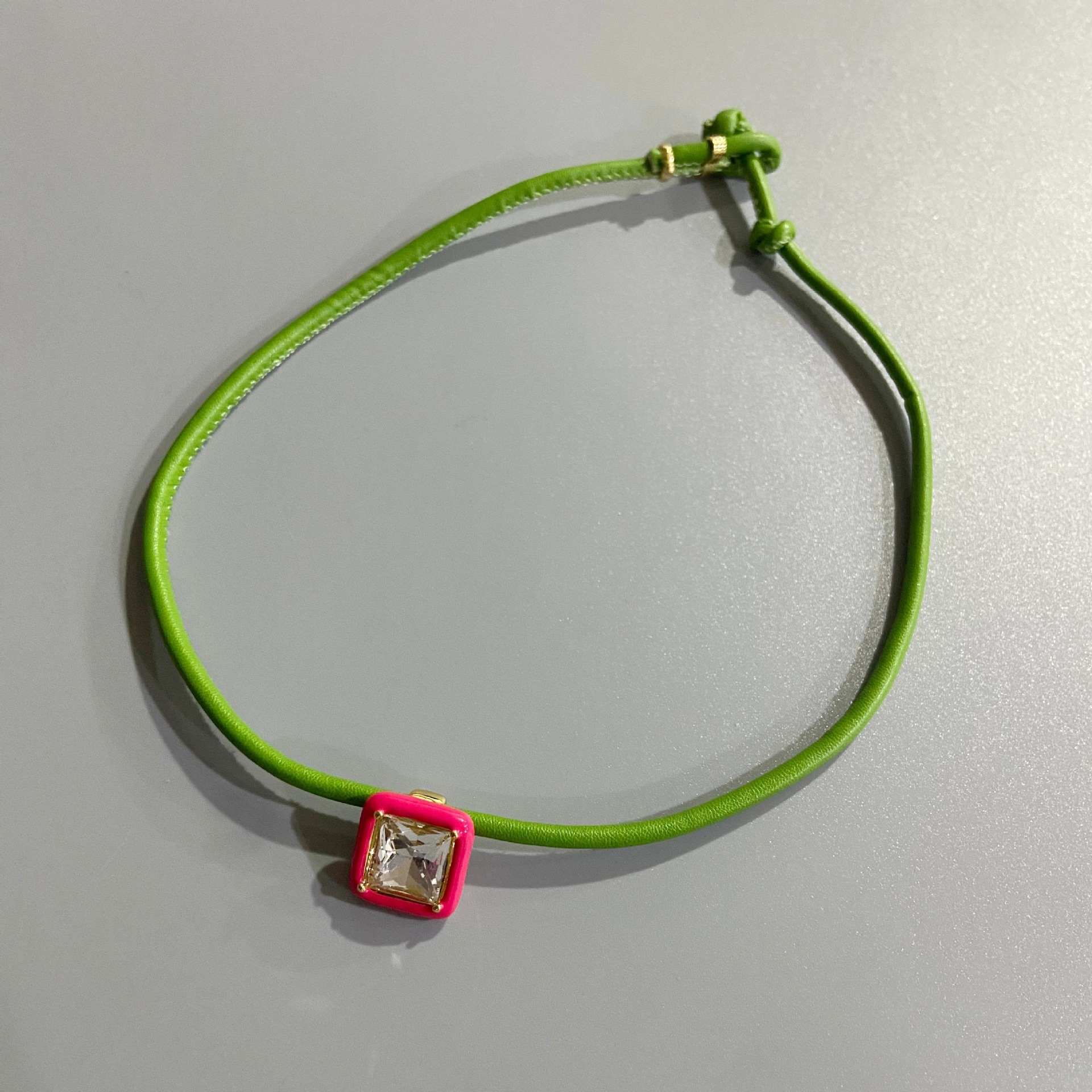 Title 8, Collana da donna in pelle con design geometrico...