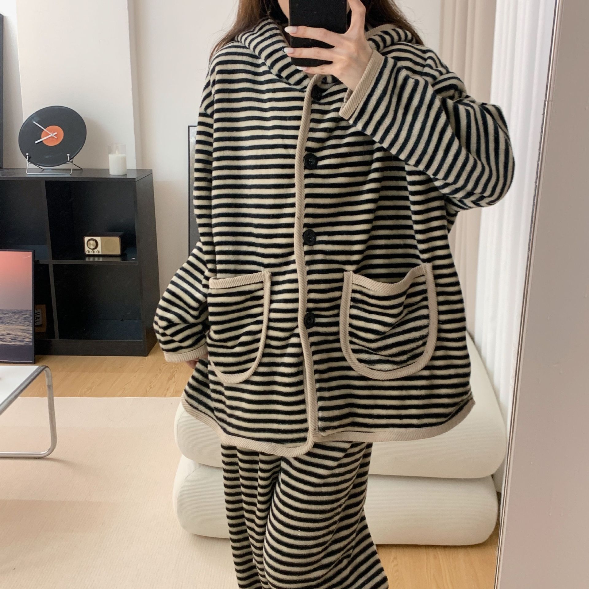 Pijamas de coral con rayas encapuchadas mujeres otoño y invierno nuevo tipo de terciopelo grueso y cálido conjunto de ropa casera de franela