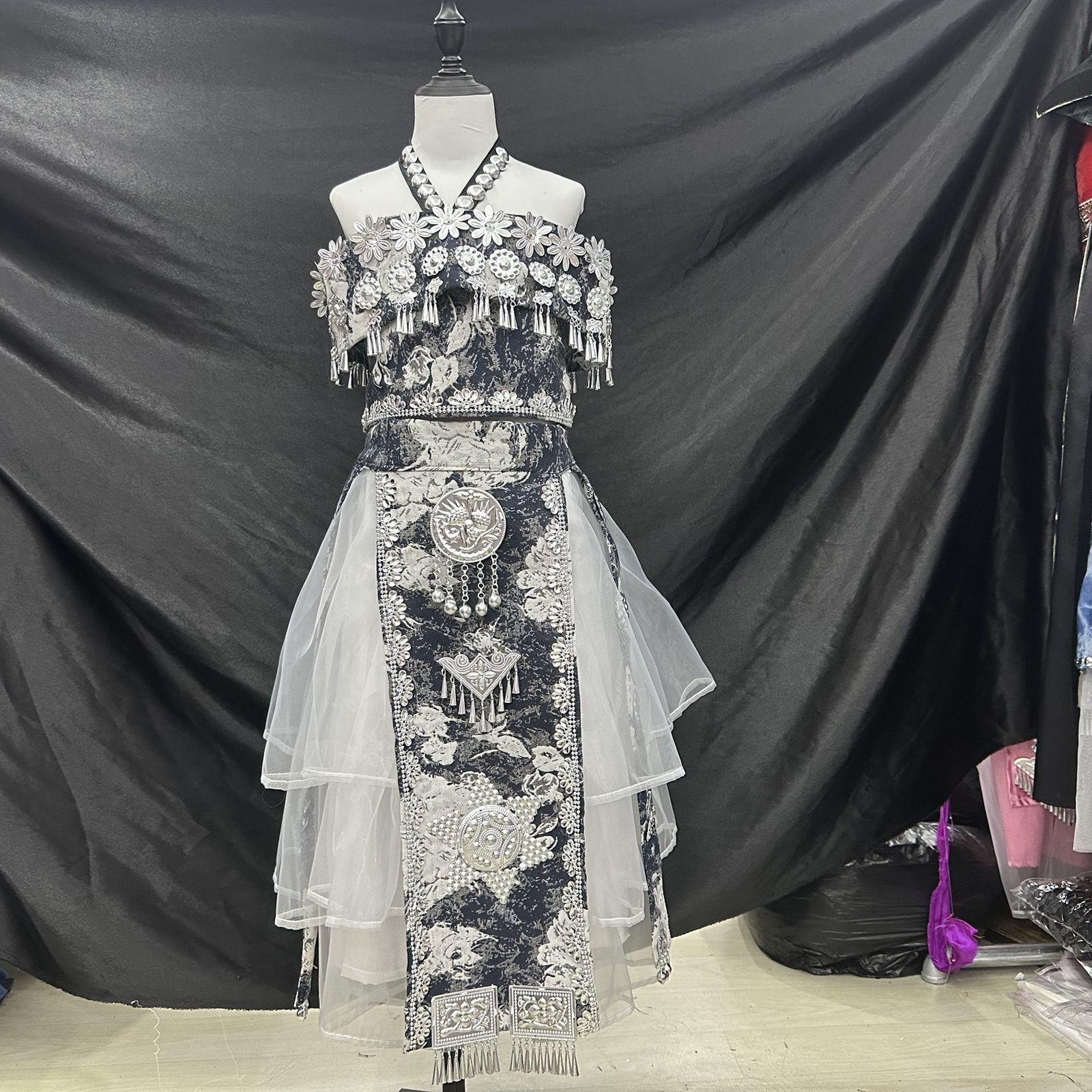 서스펜더 3개 + 스커트 + 깃발