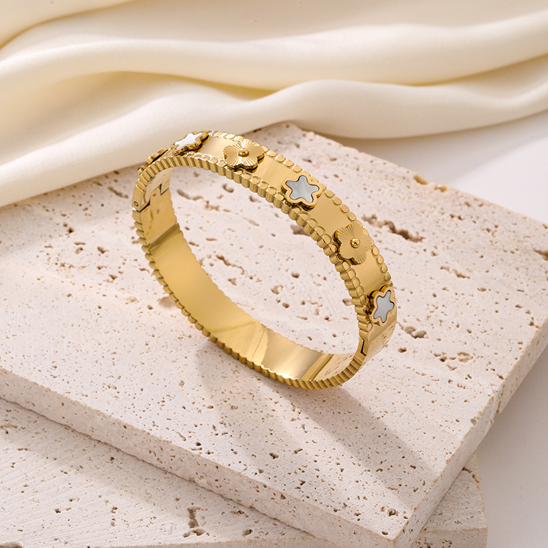 Pulsera de acero de titanio de estilo explosivo transfronterizo europeo y americano para mujer, temperamento que no se desvanece, todo fósforo, flor de cinco hojas, fritillaria, joyería ligera de lujo al por mayor