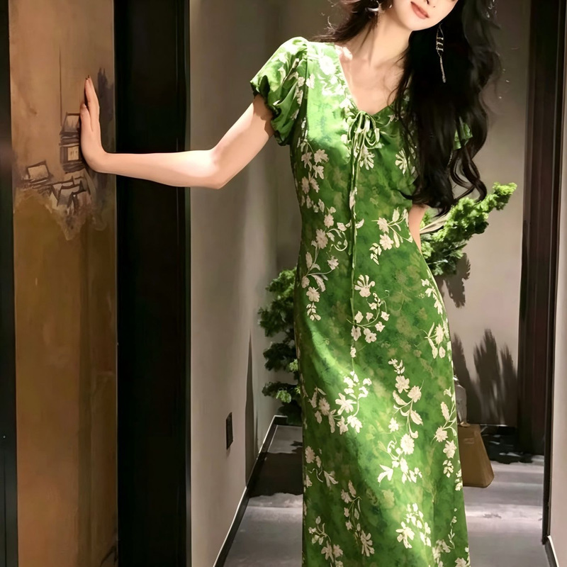 French vintage V-neck tie-waist puff-sleeve emerald floral silk dress, elegant and sophisticated long dress, holiday-style women's clothing French vintage V-neck tie-waist puff-sleeve emerald floral silk dress, elegant and sophisticated long dress, holiday-style women's clothing
