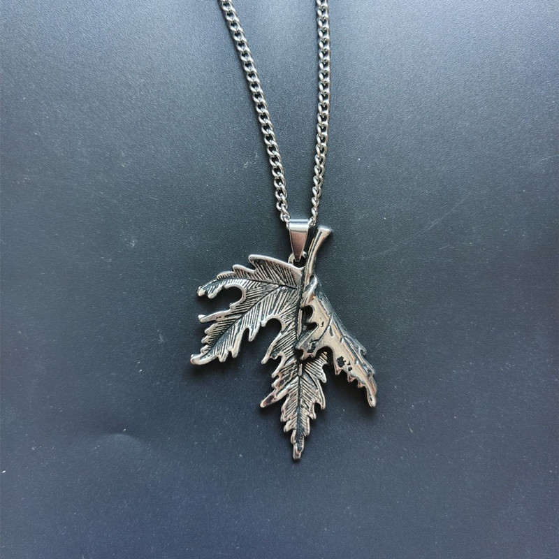 Creative, Personalized, Fashionable, Versatile Folding Maple Leaf Necklace, Male and Female Couples Hip Hop Pendant,_voghion.com