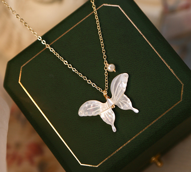 L247 Beautiful Girl Freshwater Pearl TikTok White Shell Fritillary Butterfly Necklace Clavicle Chain Titanium Steel Plated 18Kpicture2