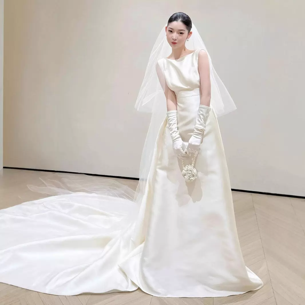 法式缎面轻婚纱新娘高级感简约复古赫本风出门纱迎宾拖尾轻纱礼服