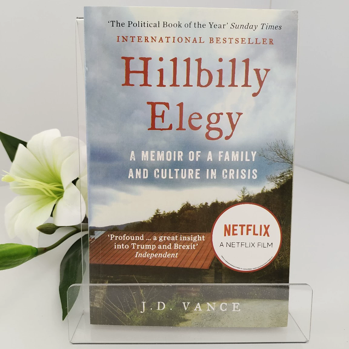 Книга J.D. Vance Hillbilly Elegy, английское издание, мемуары об американской жизни