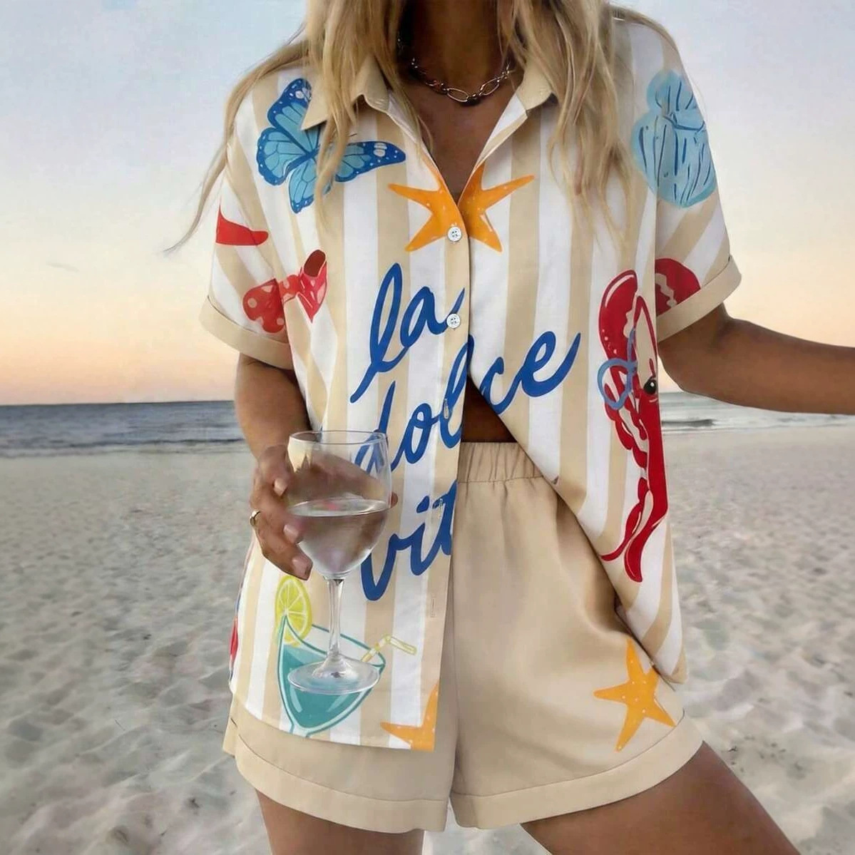 Conjunto feminino de blusa de manga curta e shorts com estampa floral em linho misto, ideal para férias e looks de verão._voghion.com