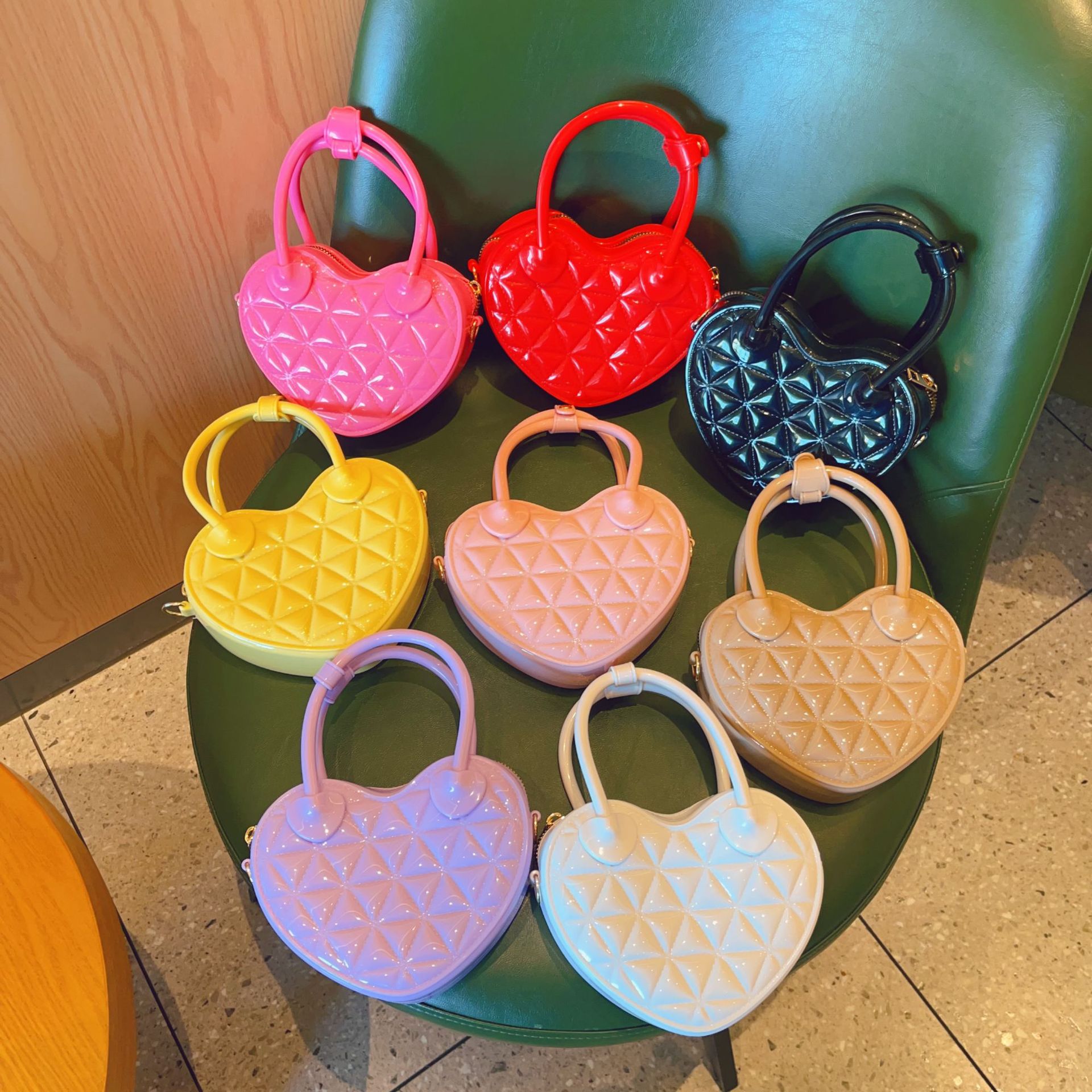 New PVC jelly bag for early spring 2025, heart-shaped hand-held small bag, diamond-shaped single-shoulder crossbody ladies' bag, sweet small bag full figure