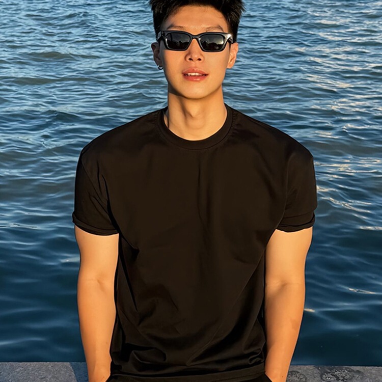 Black American-Style Boxy Short-Sleeve Men's Summer Slim-Fit T-Shirt with Small Neckline, Cleanfit Sports Regular Shoulder Sorona T-Shirt Black American-Style Boxy Short-Sleeve Men's Summer Slim-Fit T-Shirt with Small Neckline, Cleanfit Sports Regular Shoulder Sorona T-Shirt
