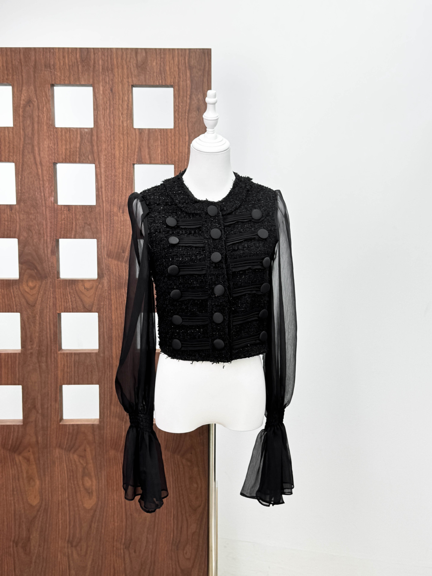 Retro suave oro pequeño viento fragante diseño de empalme negro sensación de malla cuerno manga corta chaqueta para mujeres otoño