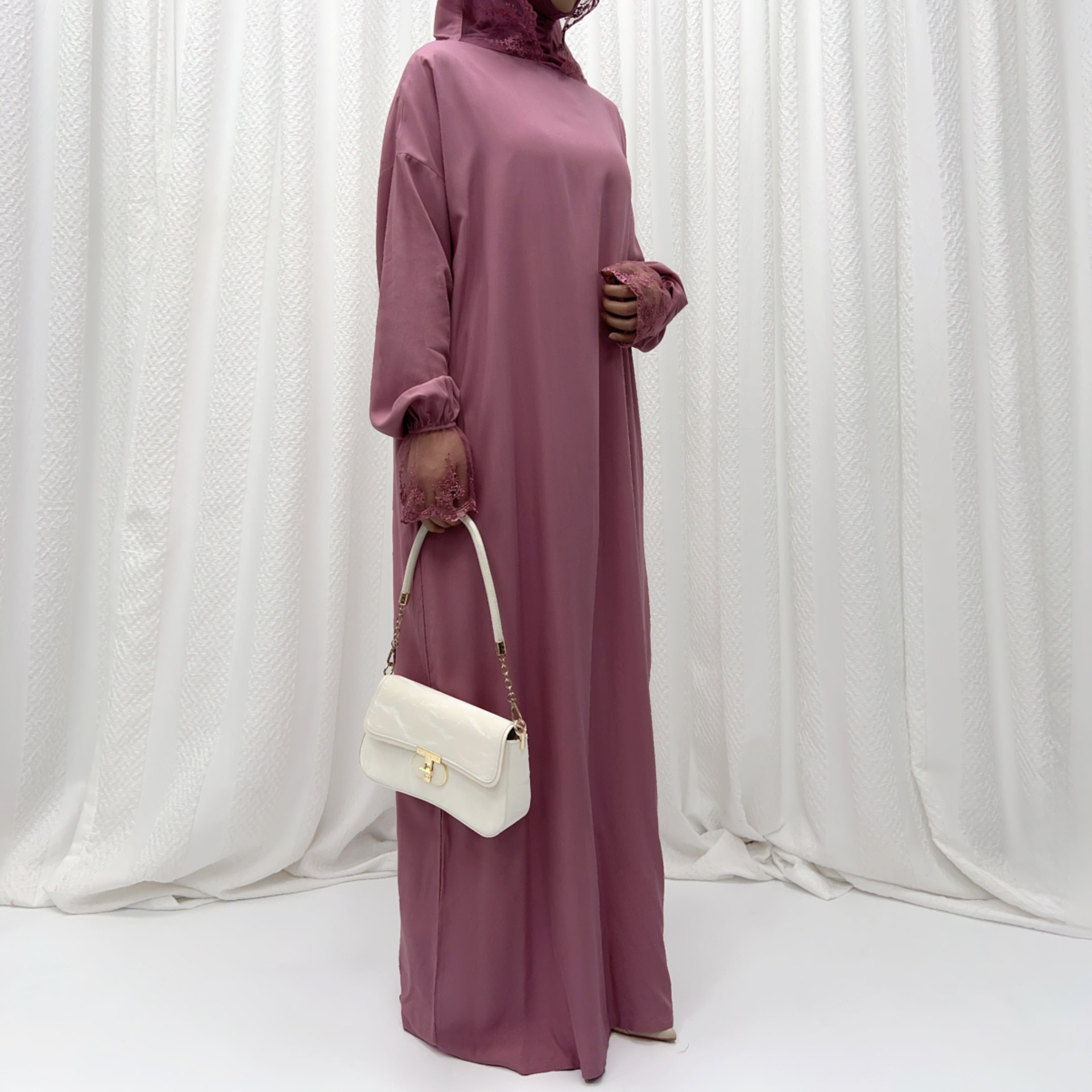 Muslimisches Damenkleid, einfarbig, langes Gewandkleid mit Kapuze, locker fallend, muslimische Mode mit langen Ärmeln und Spitzenbesatz_voghion.com