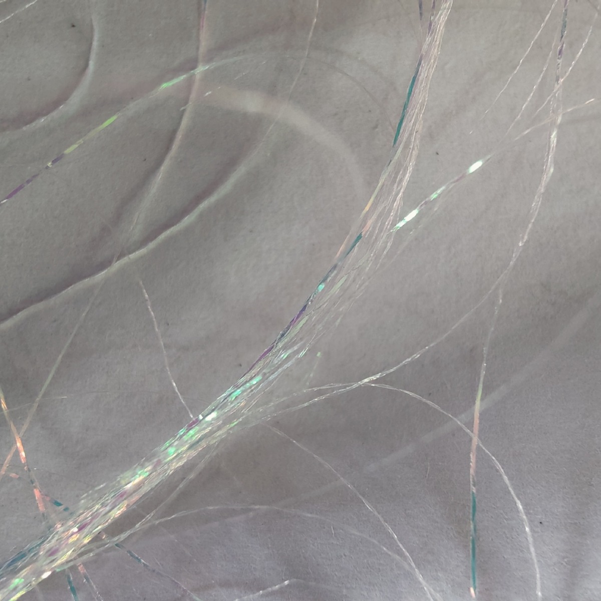 三股细的金银片和涤纶丝包缠在一起合股成的花式金属线纬纱用