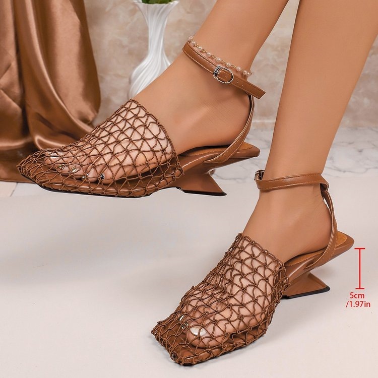 2026 Nieuwe bruine mesh sandalen met speciale hak en vierkante gesp, lage hak damesschoenen_voghion.com