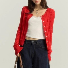 早秋のナツメの赤い色は麻の花の毛のニットのカーディガンの女性の韓系の復古の短い上着のコートを着ます。