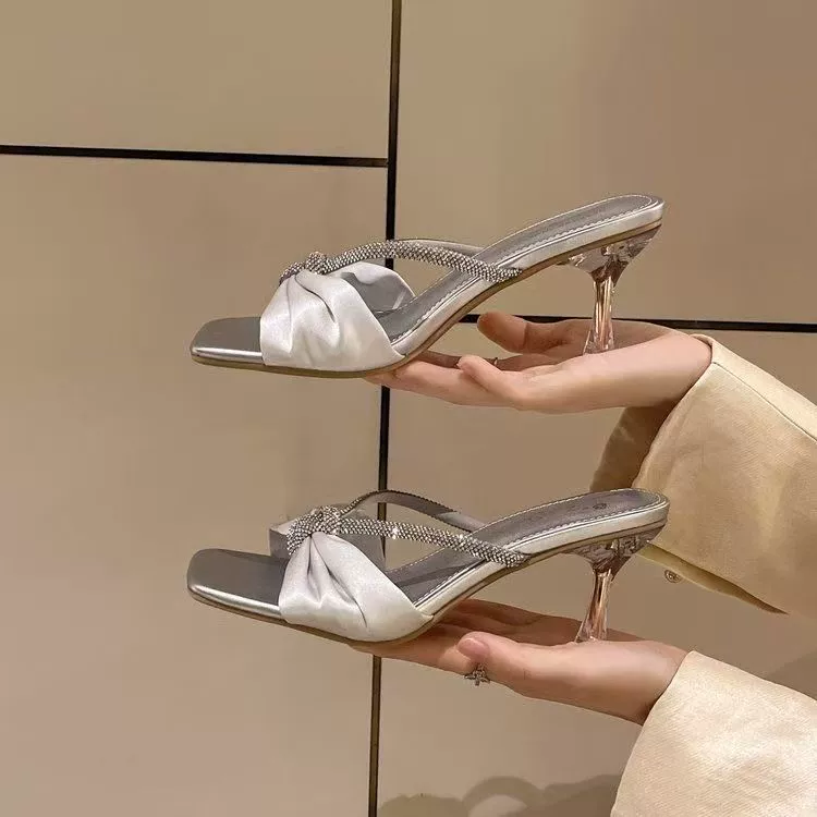 С босоножками на высоком каблуке с квадратным носком и юбкой, летние модные босоножки с камнями в стиле феи для верхней одежды, новинка 2025 года.